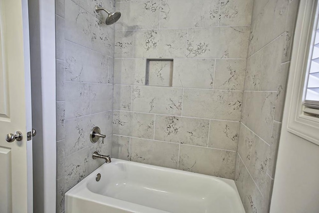 bathroom featuring tiled shower / bath