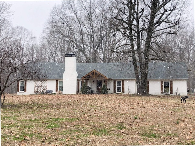 ranch-style home with a front yard