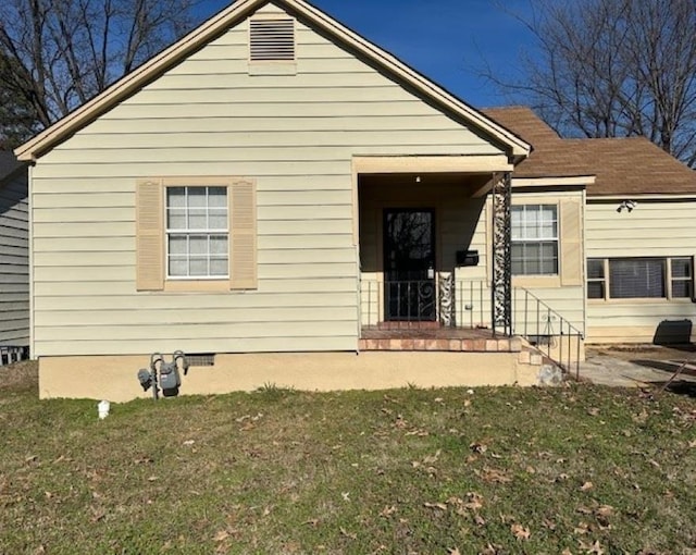 bungalow-style house featuring a front yard