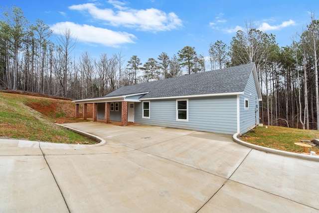 ranch-style home with a front lawn