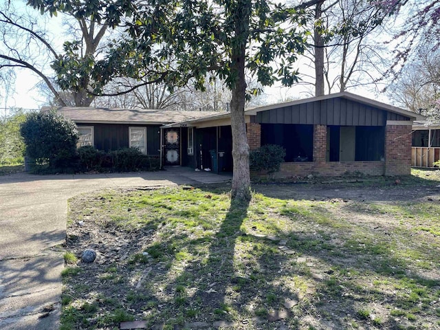 ranch-style house featuring a front yard