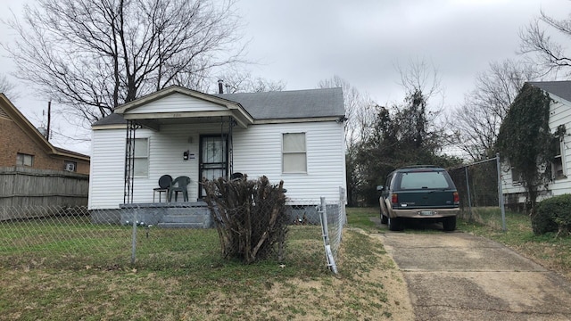 bungalow featuring a front lawn