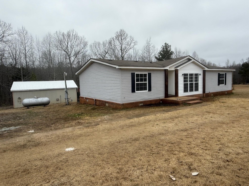 view of front of property with a front yard