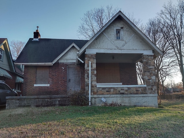 view of front of property with a front lawn