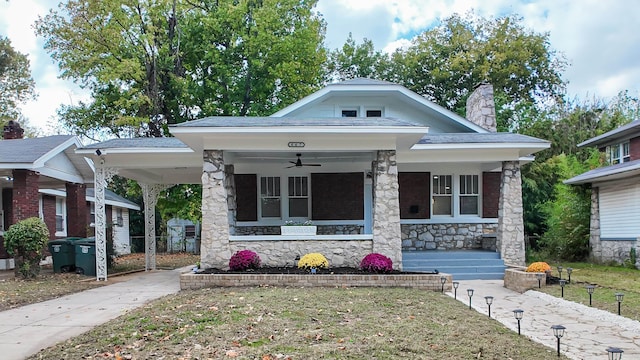 view of front of house featuring a front lawn, ceiling fan, and a porch