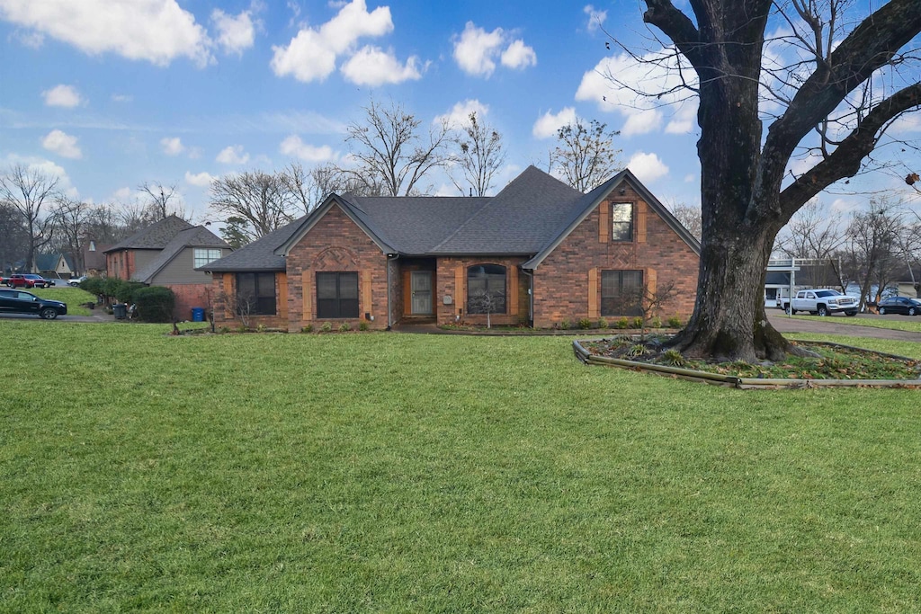 view of front of house with a front lawn