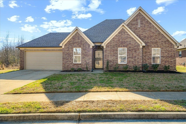 view of front of property featuring a front lawn and a garage