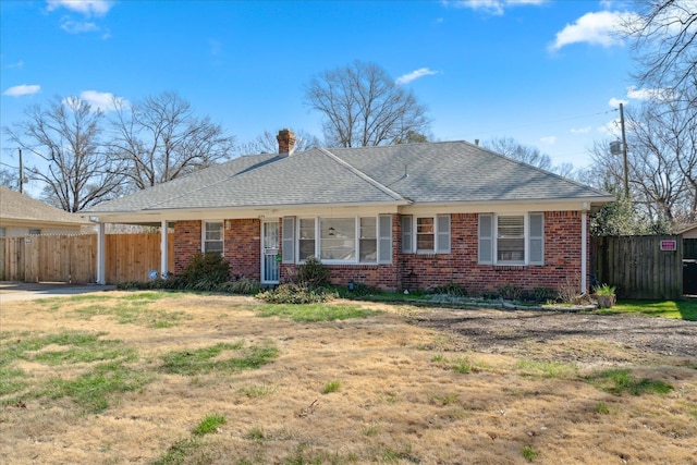 single story home featuring a front lawn