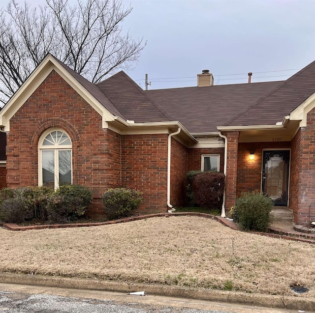 ranch-style house featuring a front lawn