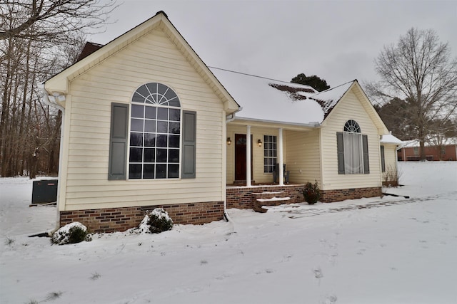 ranch-style home featuring crawl space