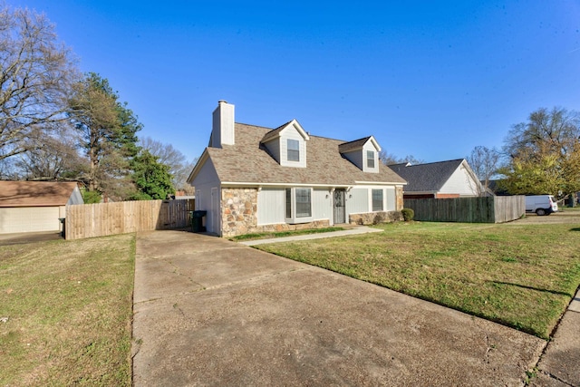 cape cod house featuring a front lawn