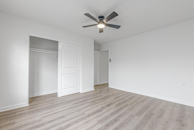 unfurnished bedroom featuring ceiling fan, a closet, baseboards, and light wood-type flooring