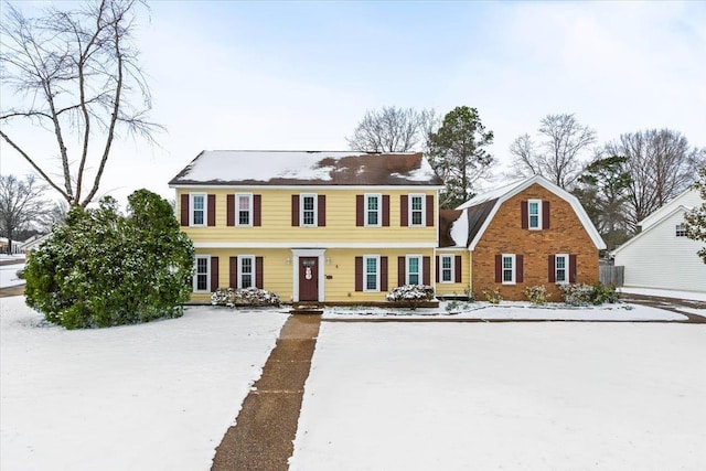 colonial house featuring a gambrel roof