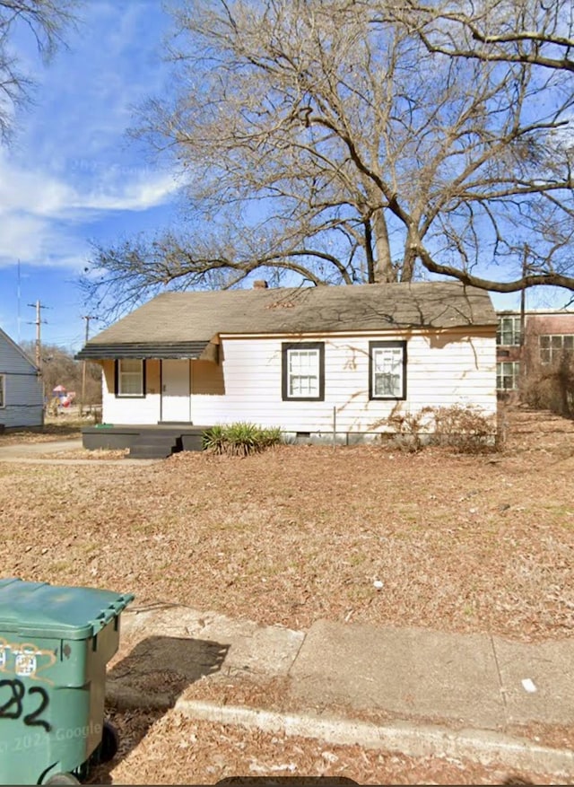 view of front of property with crawl space