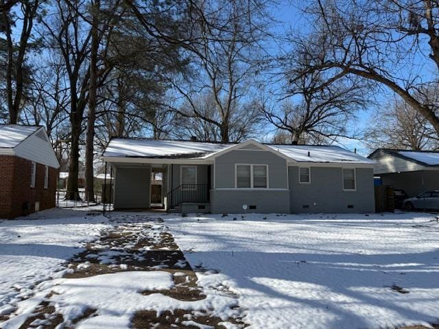 view of front of property featuring crawl space and a carport