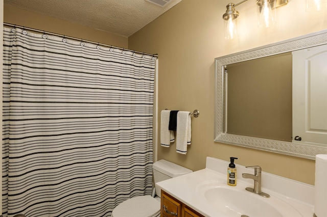 full bath featuring visible vents, a shower with shower curtain, toilet, a textured ceiling, and vanity