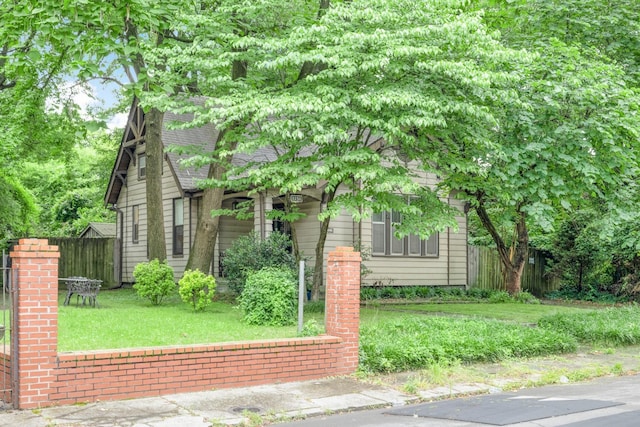 1151 Central Ave, Memphis, TN 38104 - view of front facade with a front lawn and fence
