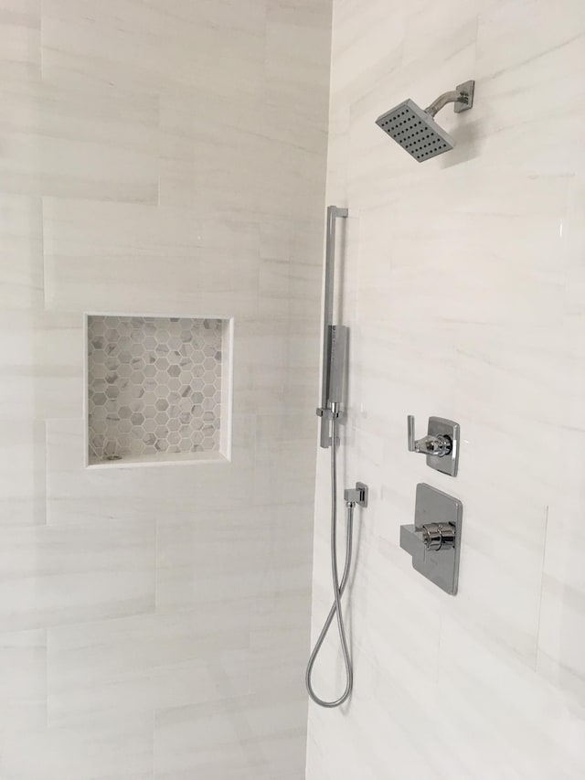 full bathroom featuring a tile shower