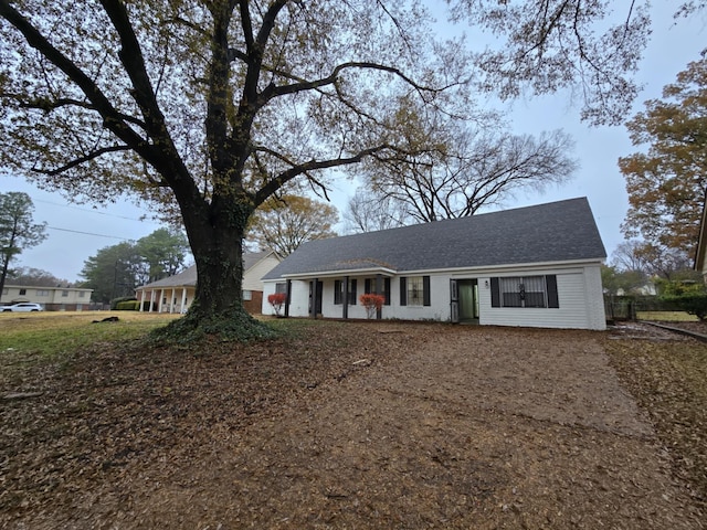 ranch-style home featuring a porch