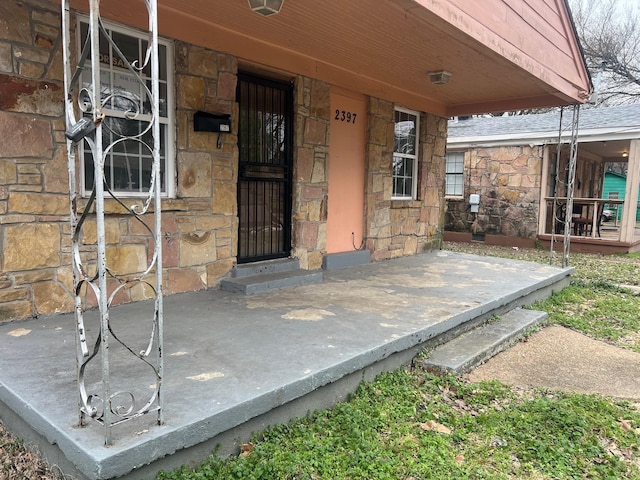 property entrance featuring stone siding