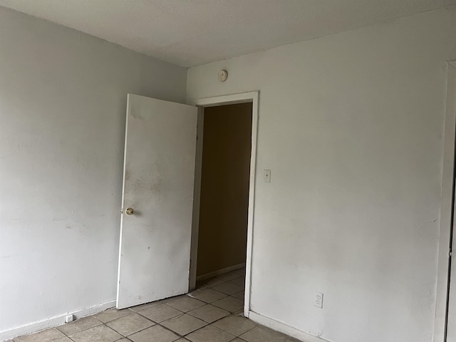 unfurnished room featuring light tile patterned floors