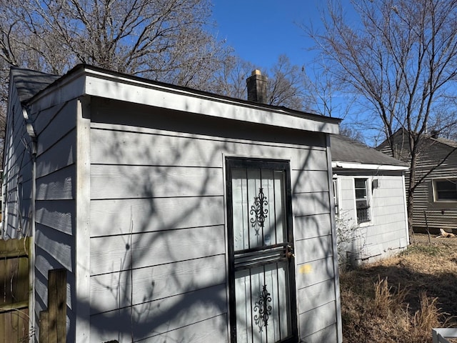 view of outdoor structure featuring an outbuilding