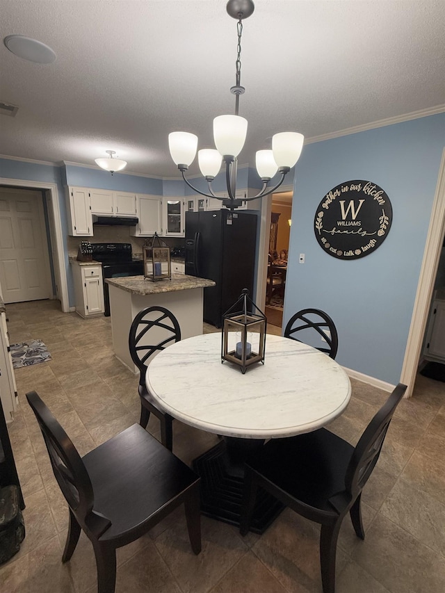 dining space featuring ornamental molding, visible vents, a textured ceiling, and baseboards