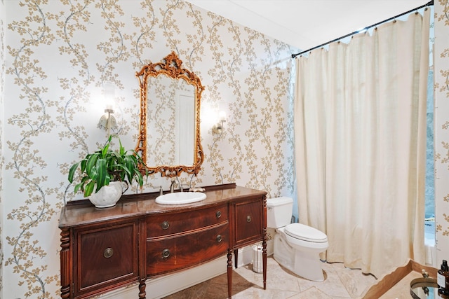 full bath featuring a shower with shower curtain, vanity, toilet, and wallpapered walls