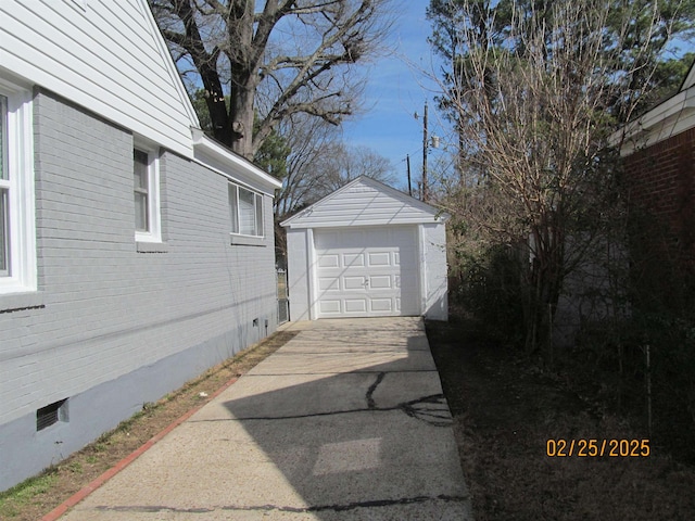 detached garage featuring concrete driveway