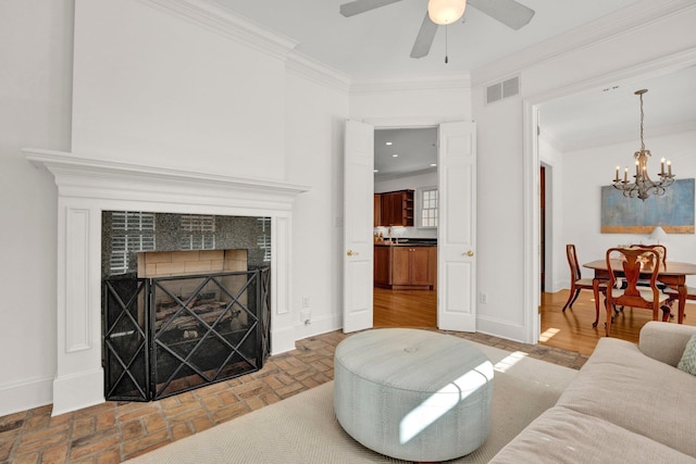 living room with visible vents, crown molding, and baseboards