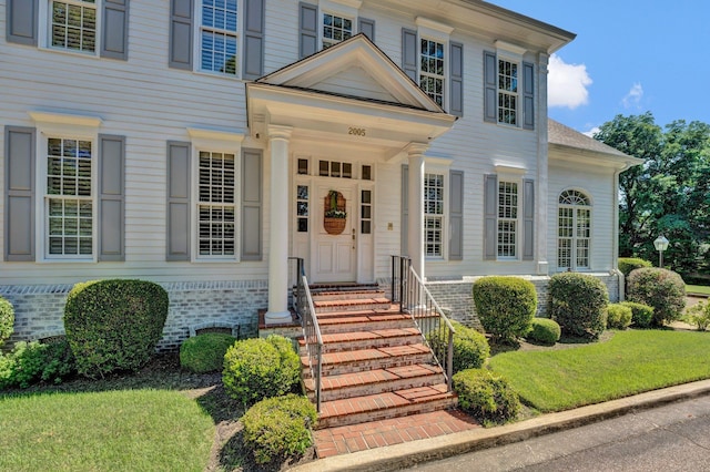 view of front of property featuring a front yard