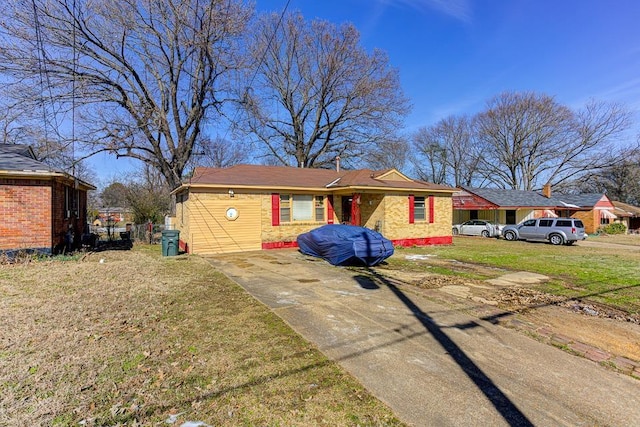 view of front of home featuring driveway and a front lawn