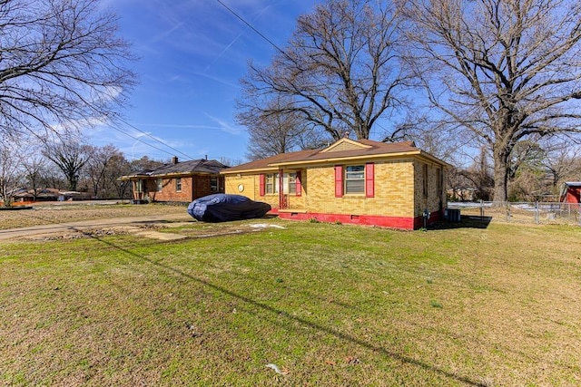 view of front facade featuring brick siding, dirt driveway, crawl space, fence, and a front yard