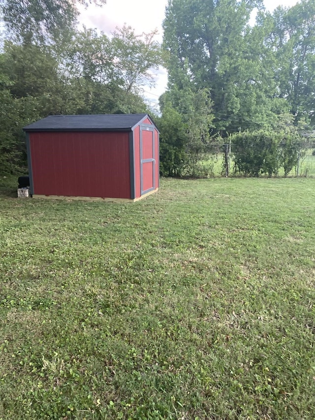 view of yard featuring a storage shed and an outdoor structure