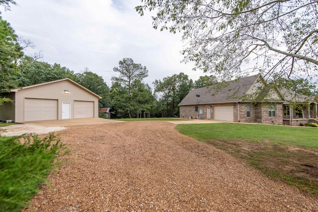 view of yard featuring a detached garage