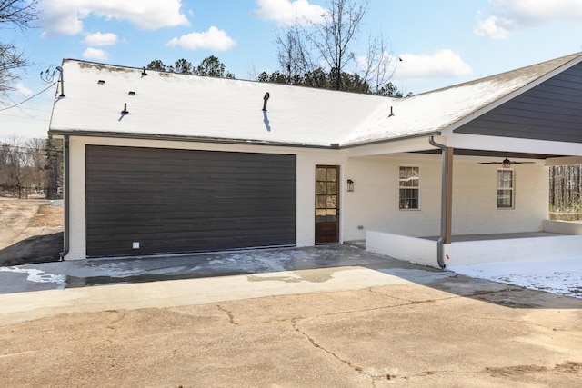 view of front of home featuring ceiling fan and driveway