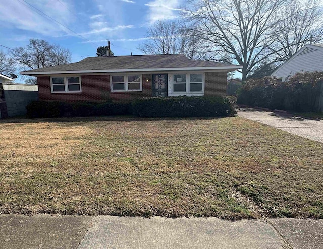 ranch-style house featuring a front lawn and brick siding