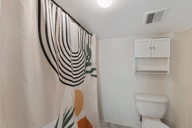 bathroom with toilet, a shower with curtain, baseboards, and visible vents