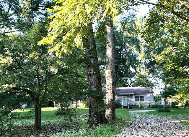 view of front facade featuring a front yard and fence