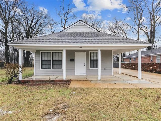 bungalow with a shingled roof and a front yard