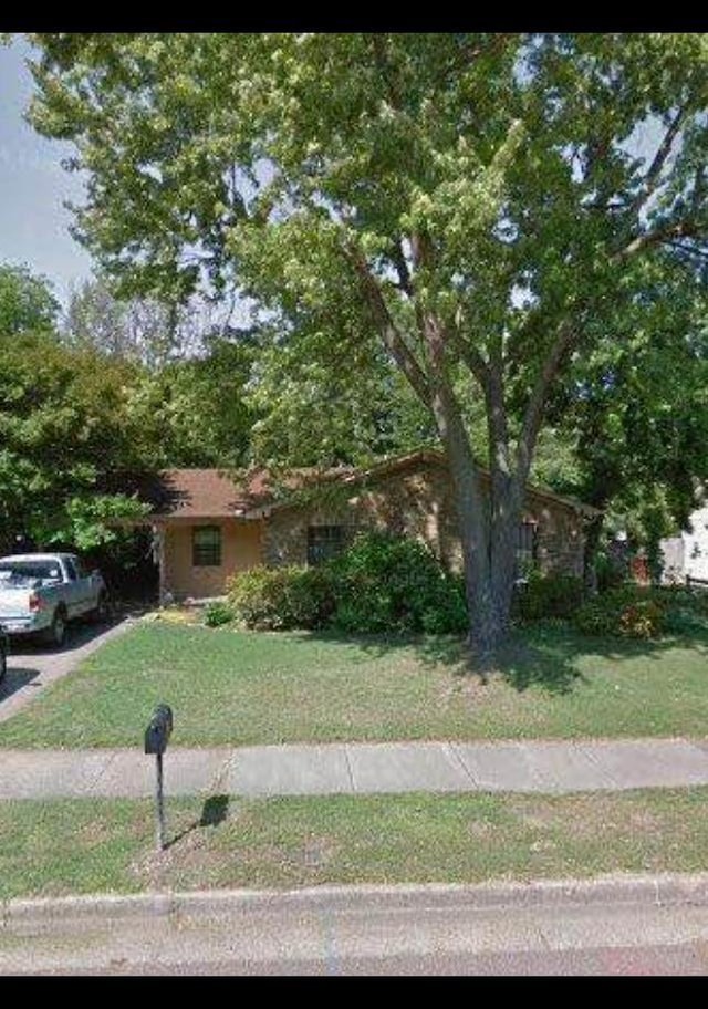 view of front facade featuring a front lawn