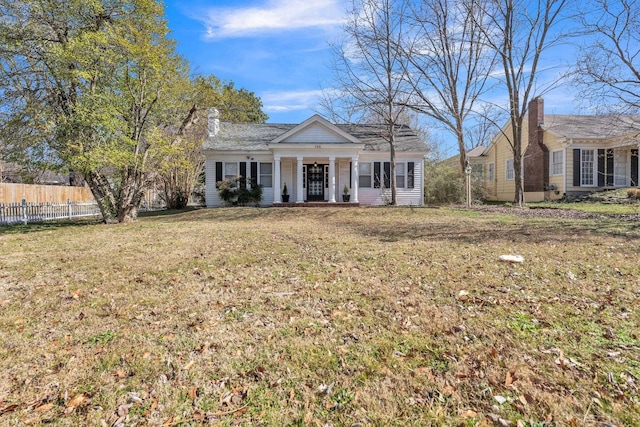 view of front facade with fence and a front lawn