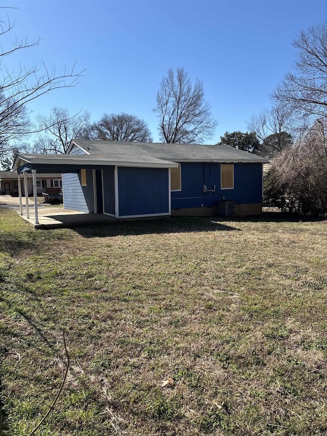 view of front of property featuring a carport and a front yard