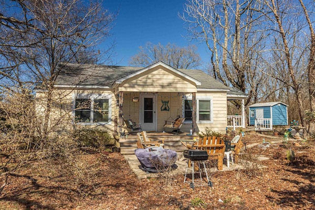 view of front of house with covered porch and an outdoor structure