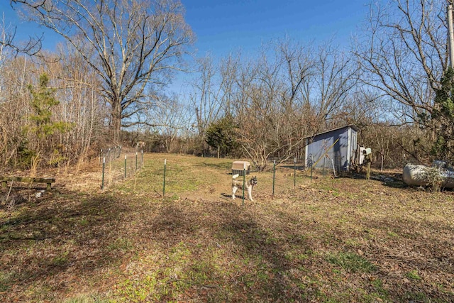 view of yard featuring an outbuilding