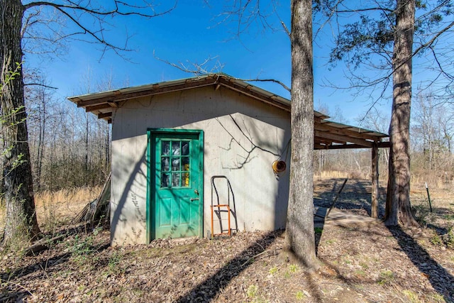 view of outdoor structure featuring an outbuilding