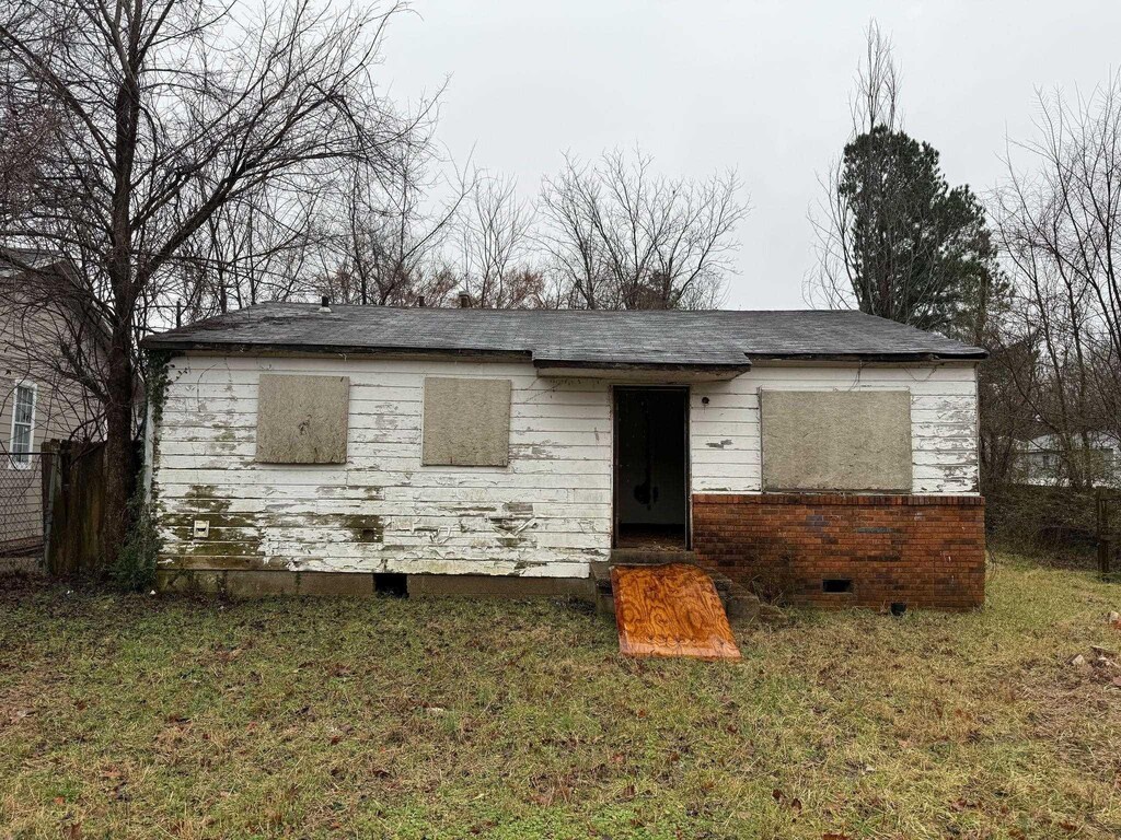 2569 Sunny Hill Dr, Memphis, TN 38127 - view of front facade with crawl space, a front yard, and brick siding