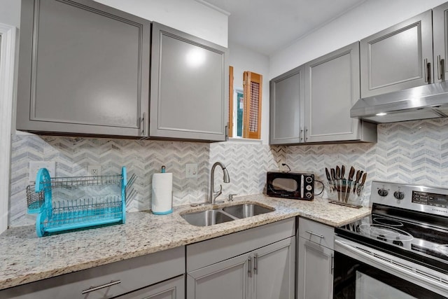 kitchen featuring tasteful backsplash, stainless steel electric stove, gray cabinets, and a sink