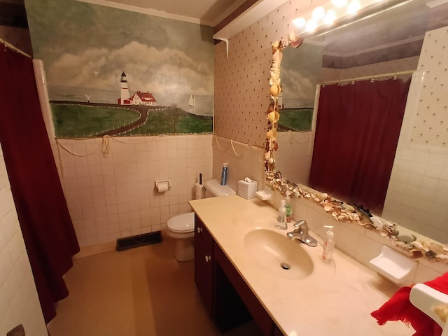 full bathroom featuring tile walls, a shower with shower curtain, toilet, vanity, and wallpapered walls