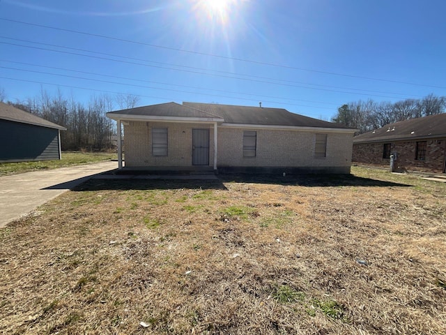 view of front of property with a front lawn and brick siding